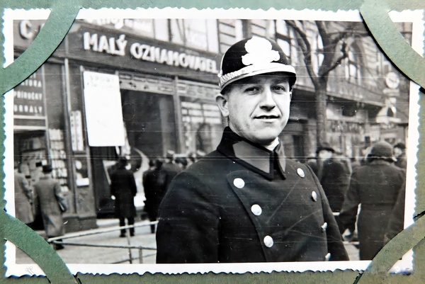 Policista p�ed oznamovatelem