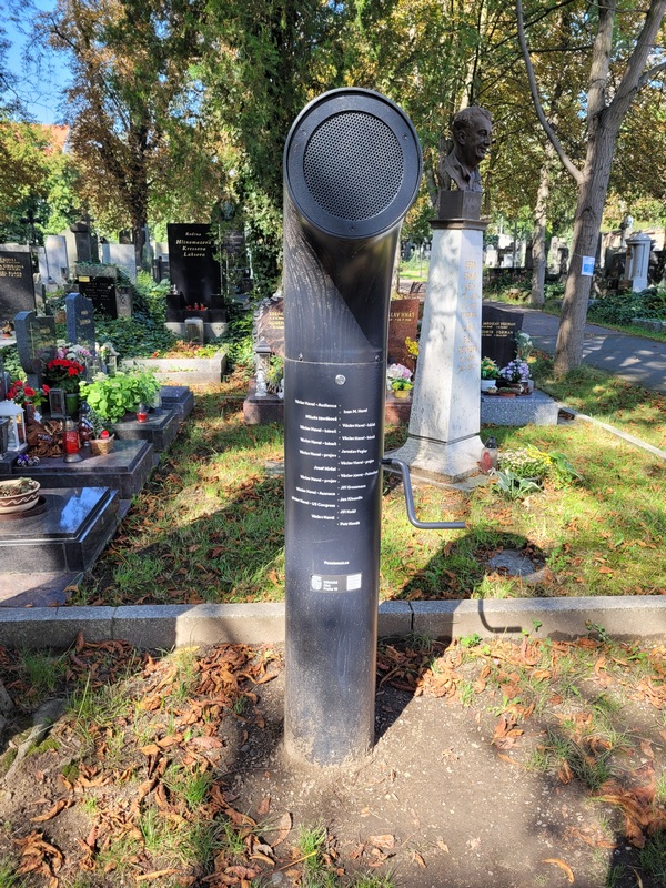 Poesiomat na Vinohradsk�m h�bitov� (foto: 26. srpna 2022, Kr